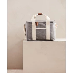 The ultimate cooler basket, mottled tone by tone with details in imitation leather and cotton. Made from 50% recycled material from PET bottles. There is also a small compartment on the outside of the cooler bag, providing space for other items as we-5