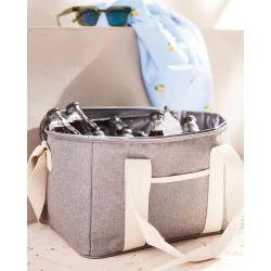 The ultimate cooler basket, mottled tone by tone with details in imitation leather and cotton. Made from 50% recycled material from PET bottles. There is also a small compartment on the outside of the cooler bag, providing space for other items as we-6