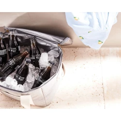 The ultimate cooler basket, mottled tone by tone with details in imitation leather and cotton. Made from 50% recycled material from PET bottles. There is also a small compartment on the outside of the cooler bag, providing space for other items as we-7
