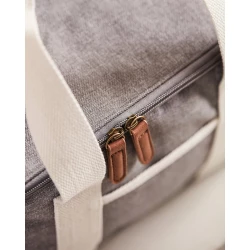 The ultimate cooler basket, mottled tone by tone with details in imitation leather and cotton. Made from 50% recycled material from PET bottles. There is also a small compartment on the outside of the cooler bag, providing space for other items as we-10