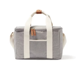 The ultimate cooler basket, mottled tone by tone with details in imitation leather and cotton. Made from 50% recycled material from PET bottles. There is also a small compartment on the outside of the cooler bag, providing space for other items as we-11