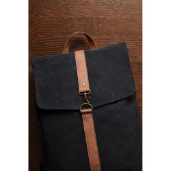 A stylish bag made of 40 % recycled polyester and 60 % recycled cotton. Padded computer case suitable for laptops up to 15