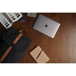 A stylish bag made of 40 % recycled polyester and 60 % recycled cotton. Padded computer case suitable for laptops up to 15