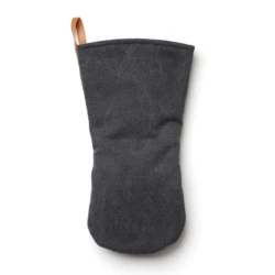 Practical and stylish oven glove made of cotton canvas. Generously padded to protect your hands when you're taking hot dishes from the kitchen to the table. You can hang the stylish oven glove up in your kitchen with the handy leather loop when not i